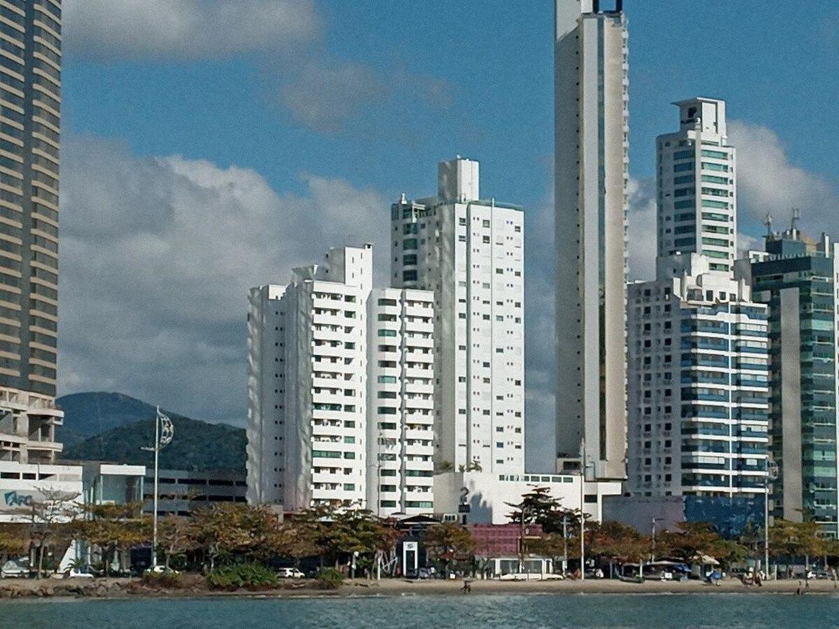 3 Suites Linda Vista Da Orla De Bc A 50M Da Praia - Somente Familiares Balneário Camboriú エクステリア 写真