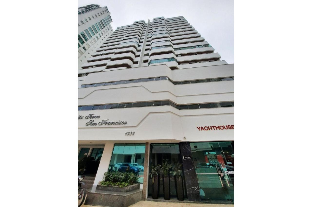 3 Suites Linda Vista Da Orla De Bc A 50M Da Praia - Somente Familiares Balneário Camboriú エクステリア 写真