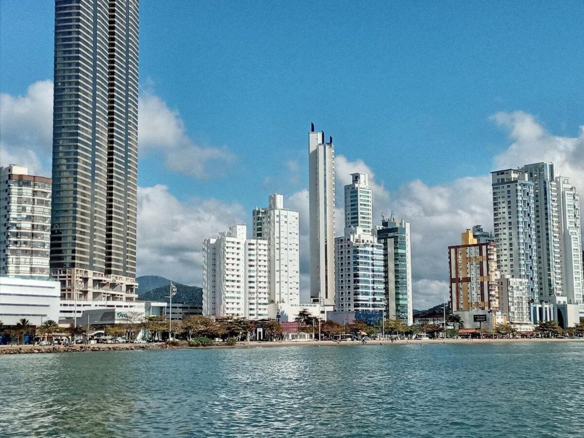 3 Suites Linda Vista Da Orla De Bc A 50M Da Praia - Somente Familiares Balneário Camboriú エクステリア 写真